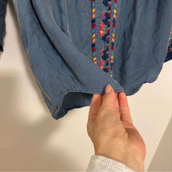 Johnny Was Indigo Blue Embroidered Tunic Blouse Size XS Women’s V Neck - Picture 6 of 8